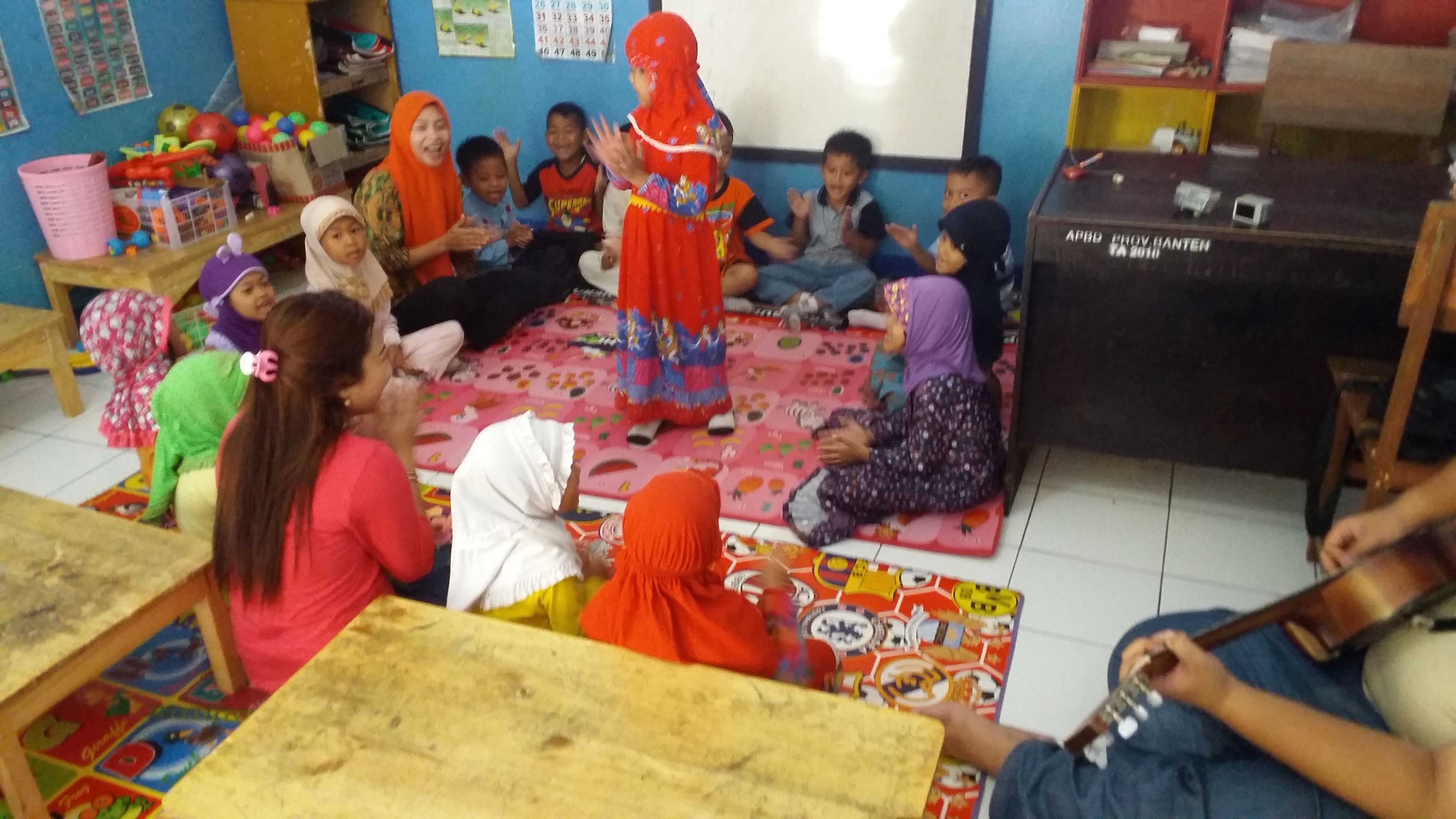 saat bernyanyi bersama anak anak salah satu kelas di PAUD AL Husna